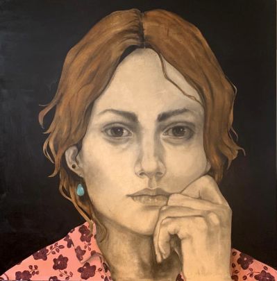 Ragazza con camicia rosa a fiori