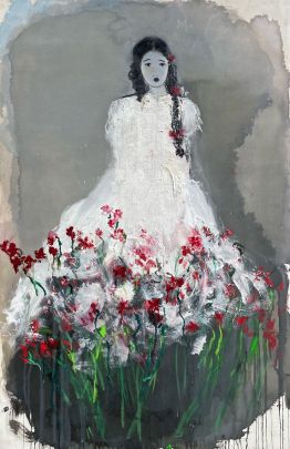 ST à la robe blanche et fleurs rouges