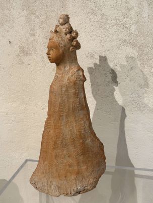 JADE – Femme coiffée de têtes